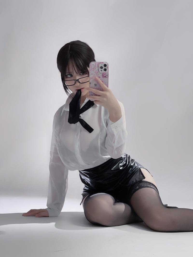 【值得珍藏】-幼愛youmeko 黑色丝袜眼镜OL [28P-280MB]