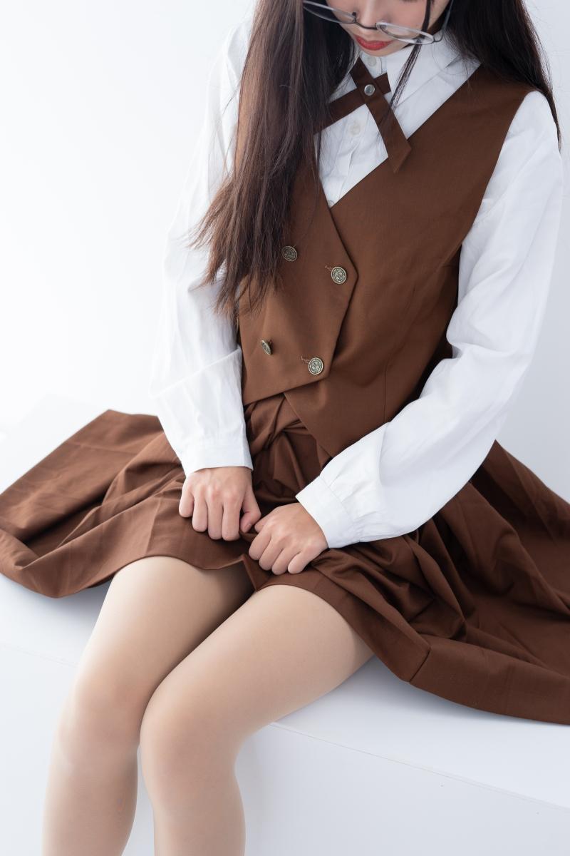 【值得珍藏】-一只喵喵梓 棕色JK裙[48P-1V1.09GB]