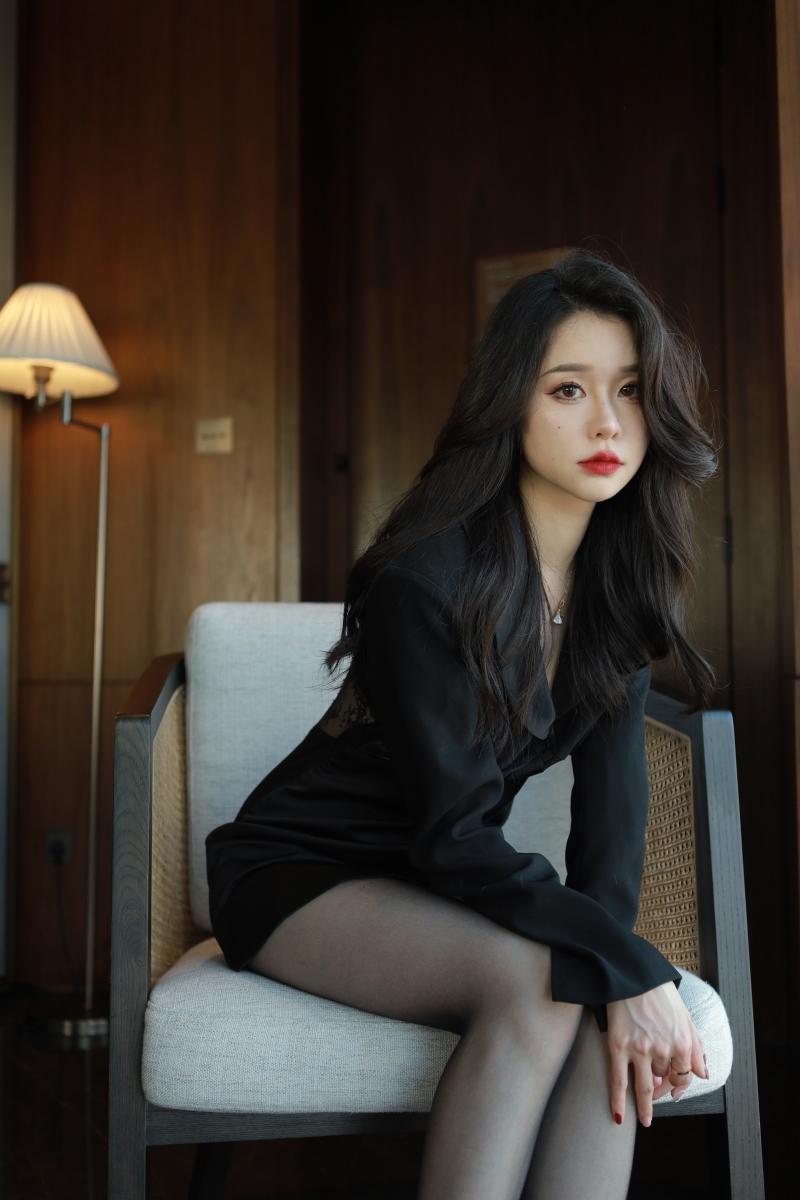 【精美作品】-Sia不吃鱼 图片集 杏感包臀裙嘿丝玉足[88P-1V3.0GB]