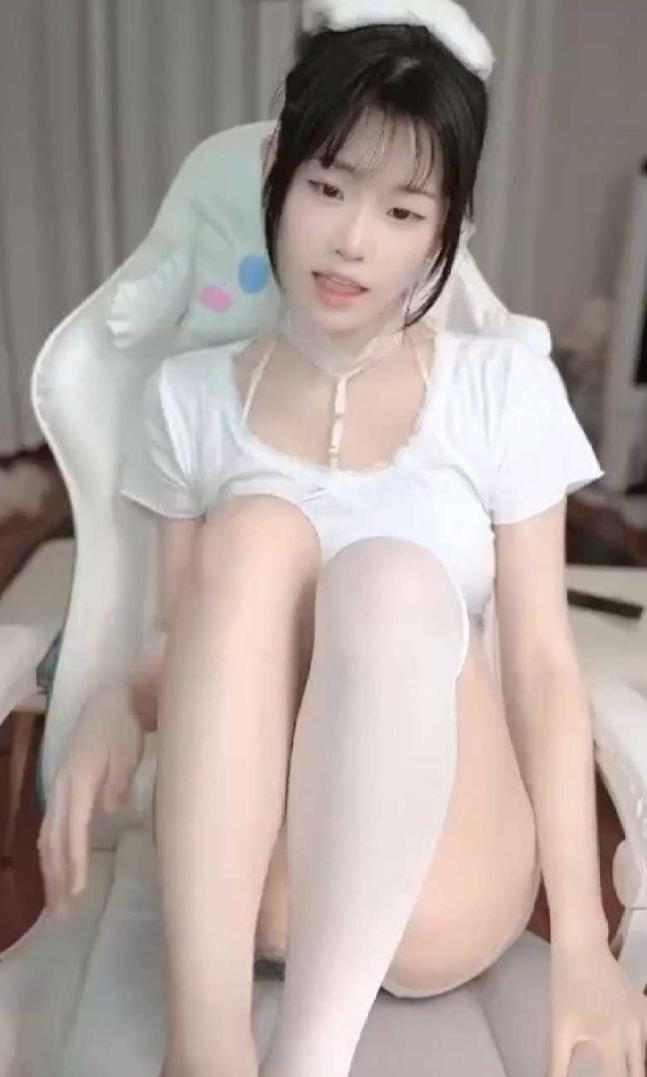 纯欲甜妹天花板｜亲亲岩 纯白系定制氛围感写真合集🔥