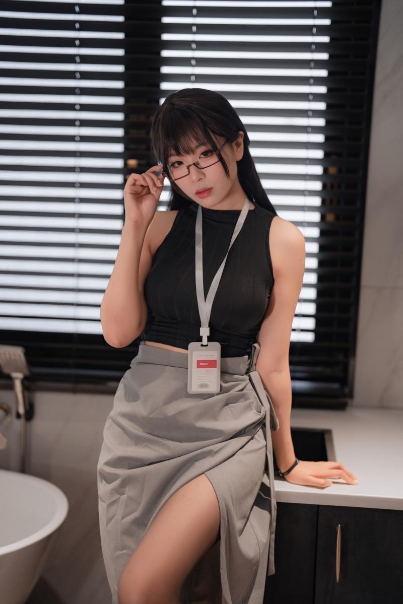 【完美coser】-轩萧学姐 眼镜娘OL[85P3V-646MB]