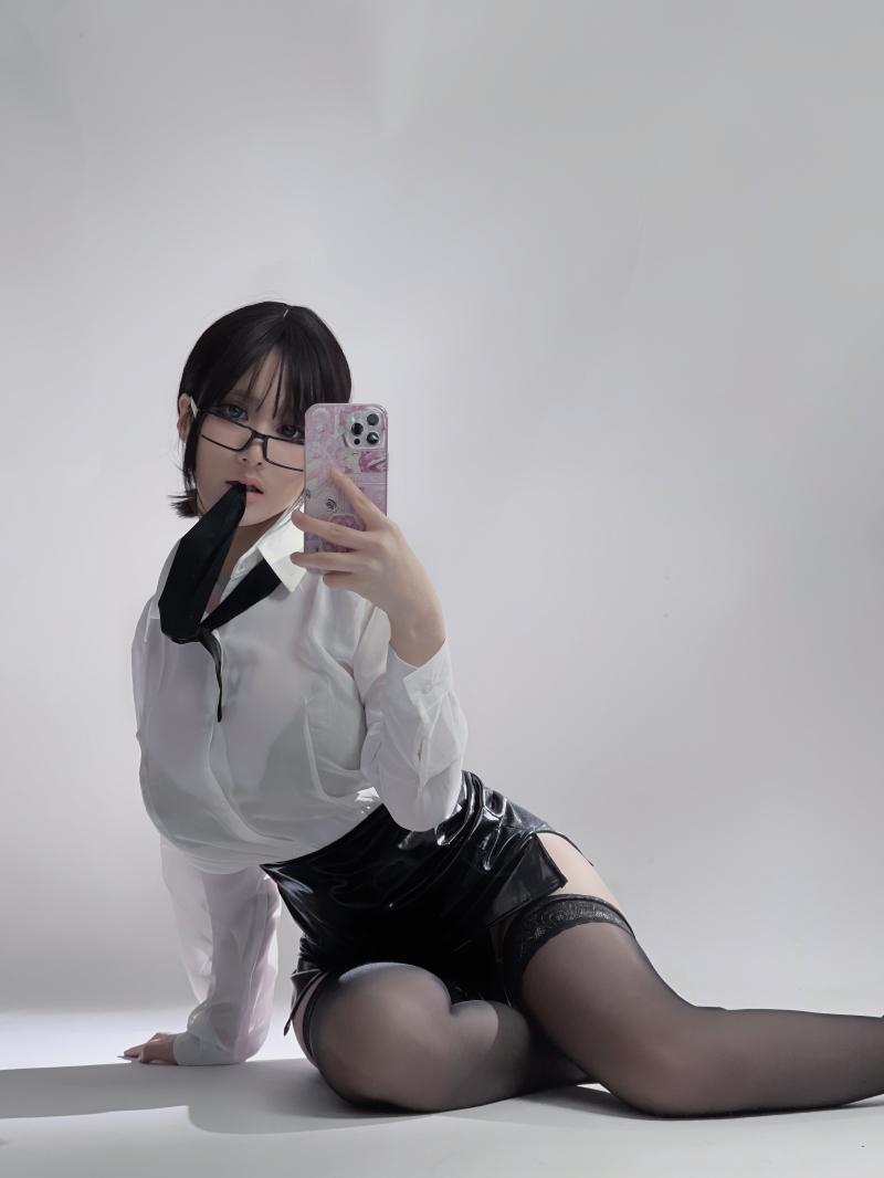 【值得珍藏】-幼愛youmeko 黑色丝袜眼镜OL [28P-280MB]