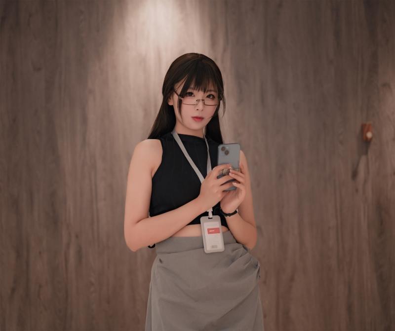 【完美coser】-轩萧学姐 眼镜娘OL[85P3V-646MB]