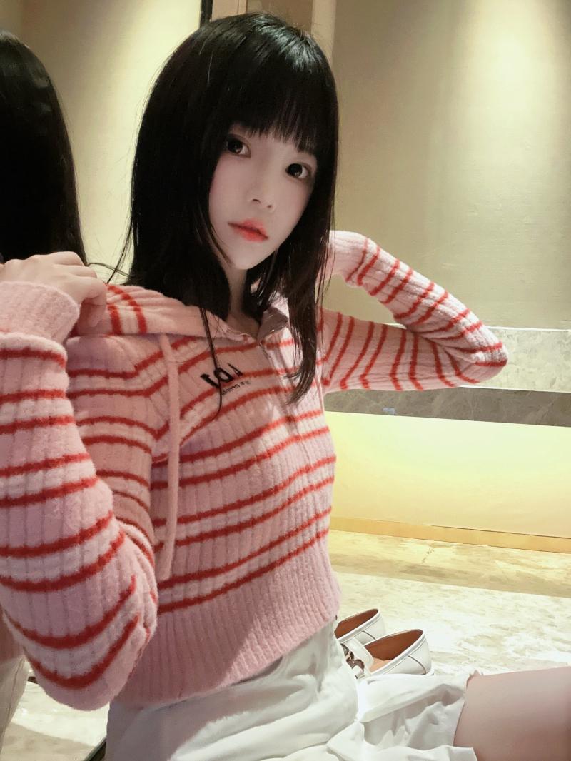 【值得一看】-桜桃喵 条纹毛衣 [22P-98MB]
