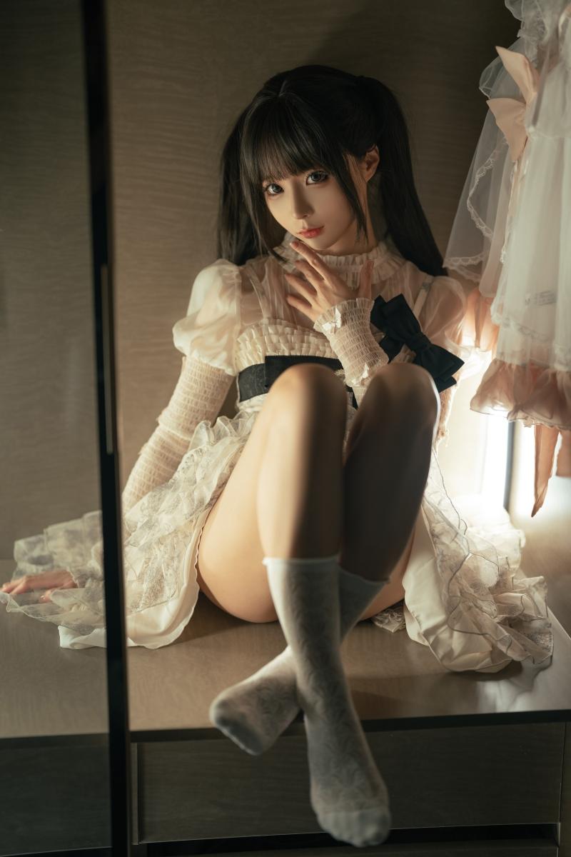 【精美资源】-蠢沫沫 柜中她[9P-65MB]