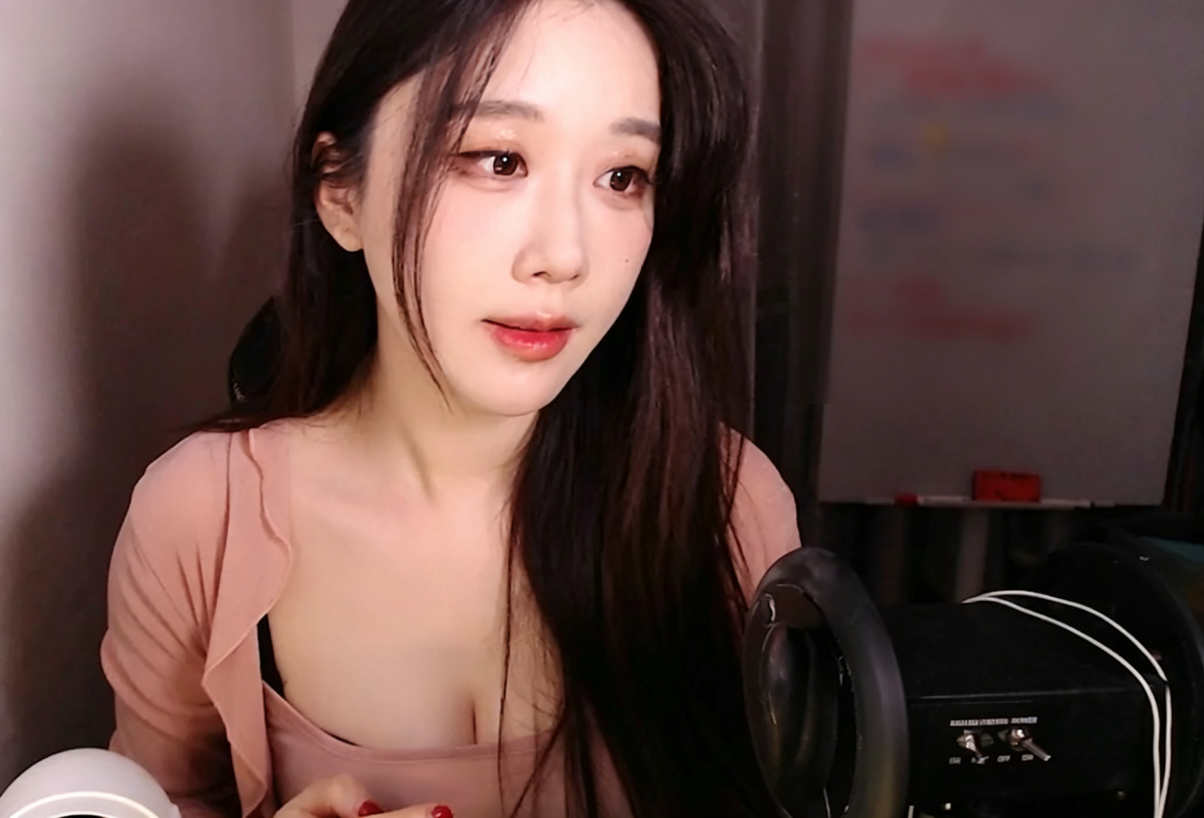 人气御姐主播轩子巨2兔,往期一场双视角ASMR直播合集出圈