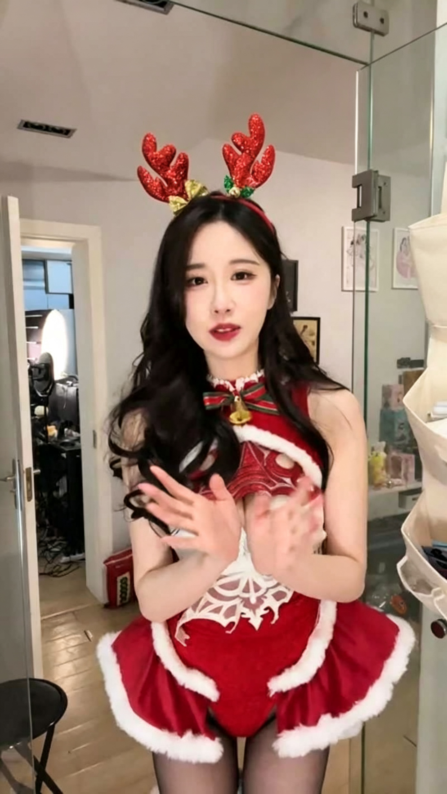 网红主播轩子巨 2 兔 圣诞节直播精彩瞬间，温柔氛围感拉满