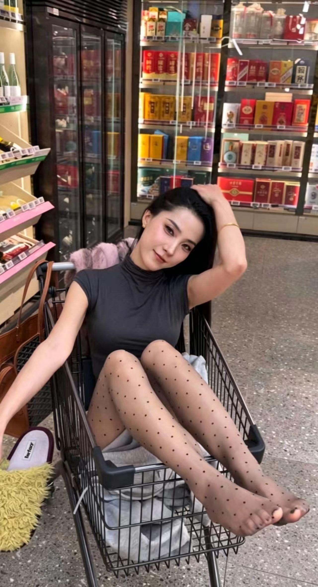 反差御姐天花板!网红刑具私密写真合集|明艳火辣质感女神