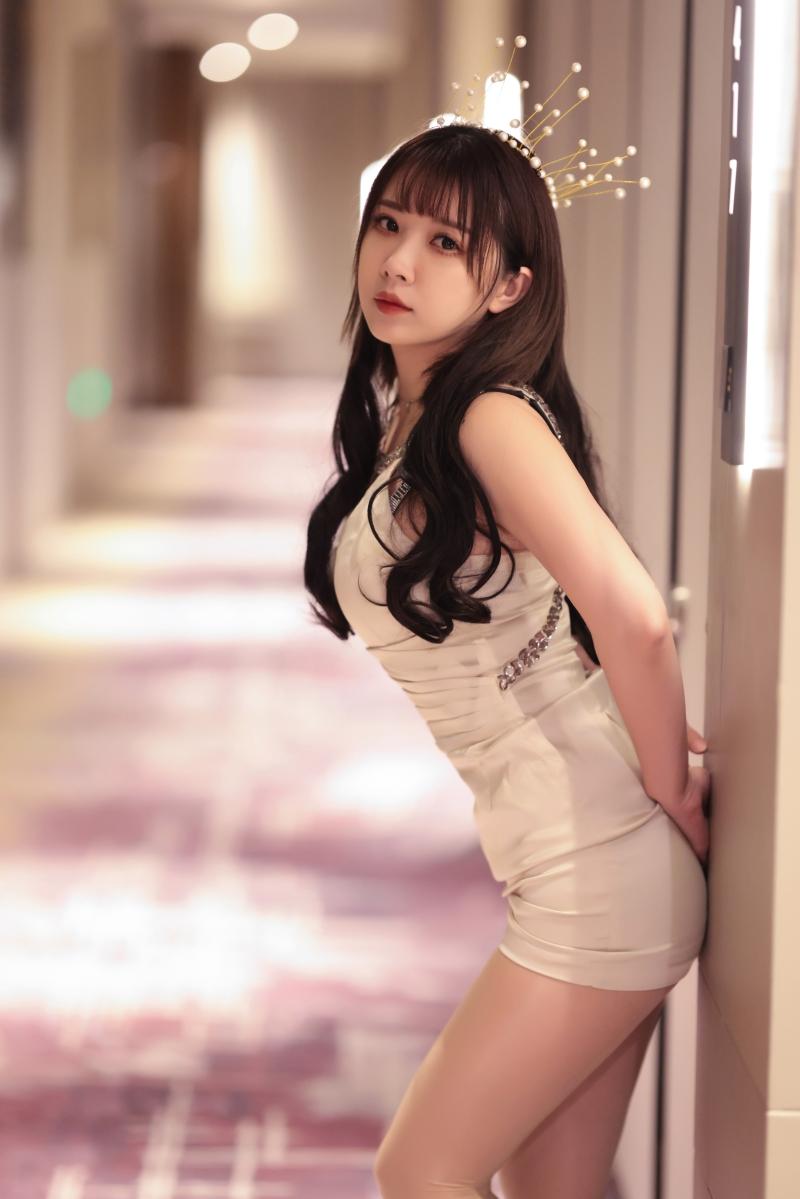 【快来一看】-小女巫露娜 无内肉丝【96P-547MB】