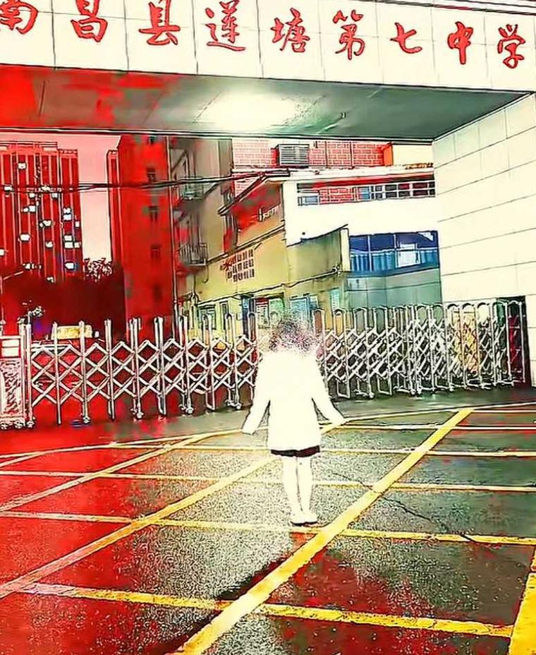 现实撞脸小说名场面｜广州技校深夜走廊诡异画面，复刻神秘复苏七中敲门名梗
