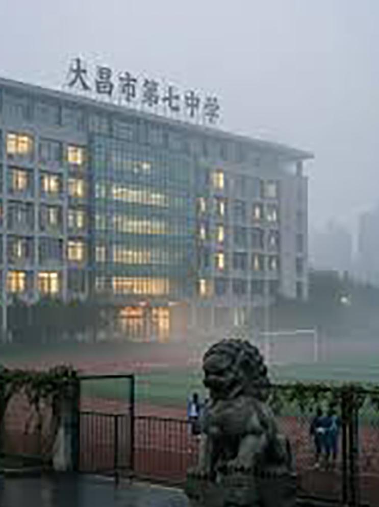 现实撞脸小说名场面｜广州技校深夜走廊诡异画面，复刻神秘复苏七中敲门名梗