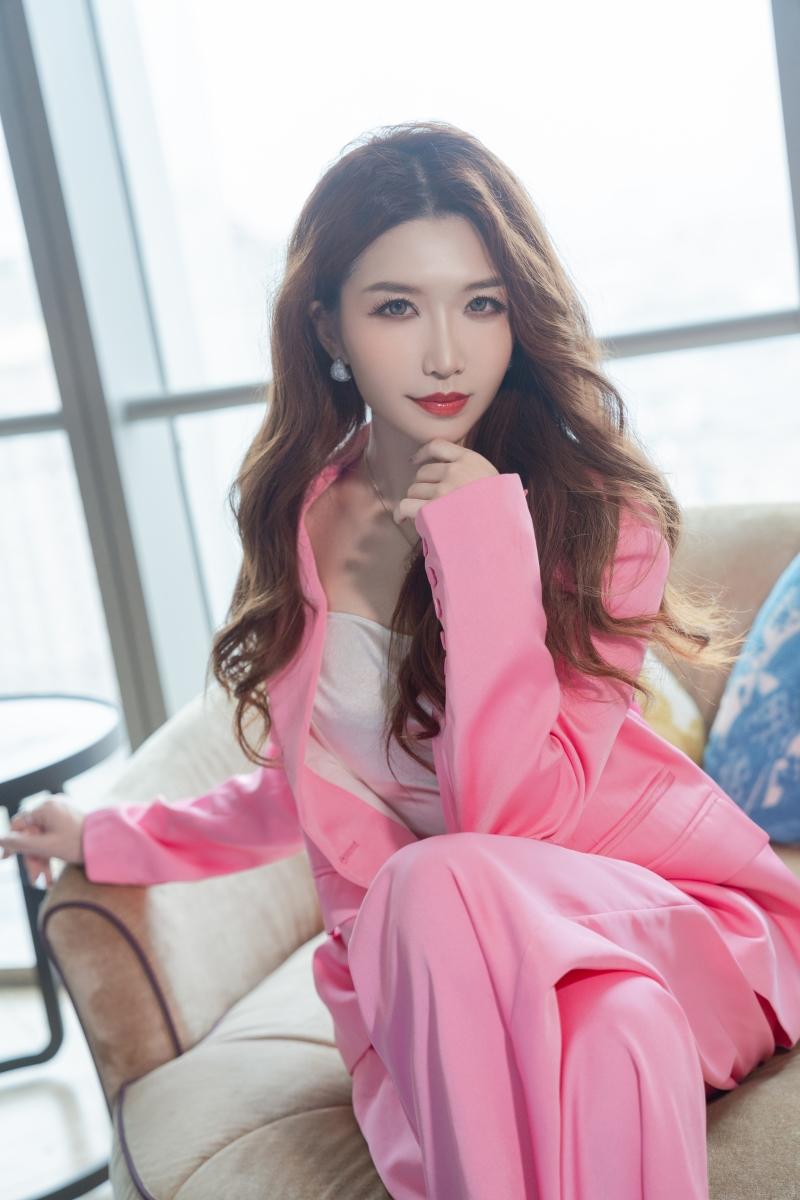 【高端精品】-源纱希喵喵喵 与女上司一起出差的意外发现【55P-1.55GB】