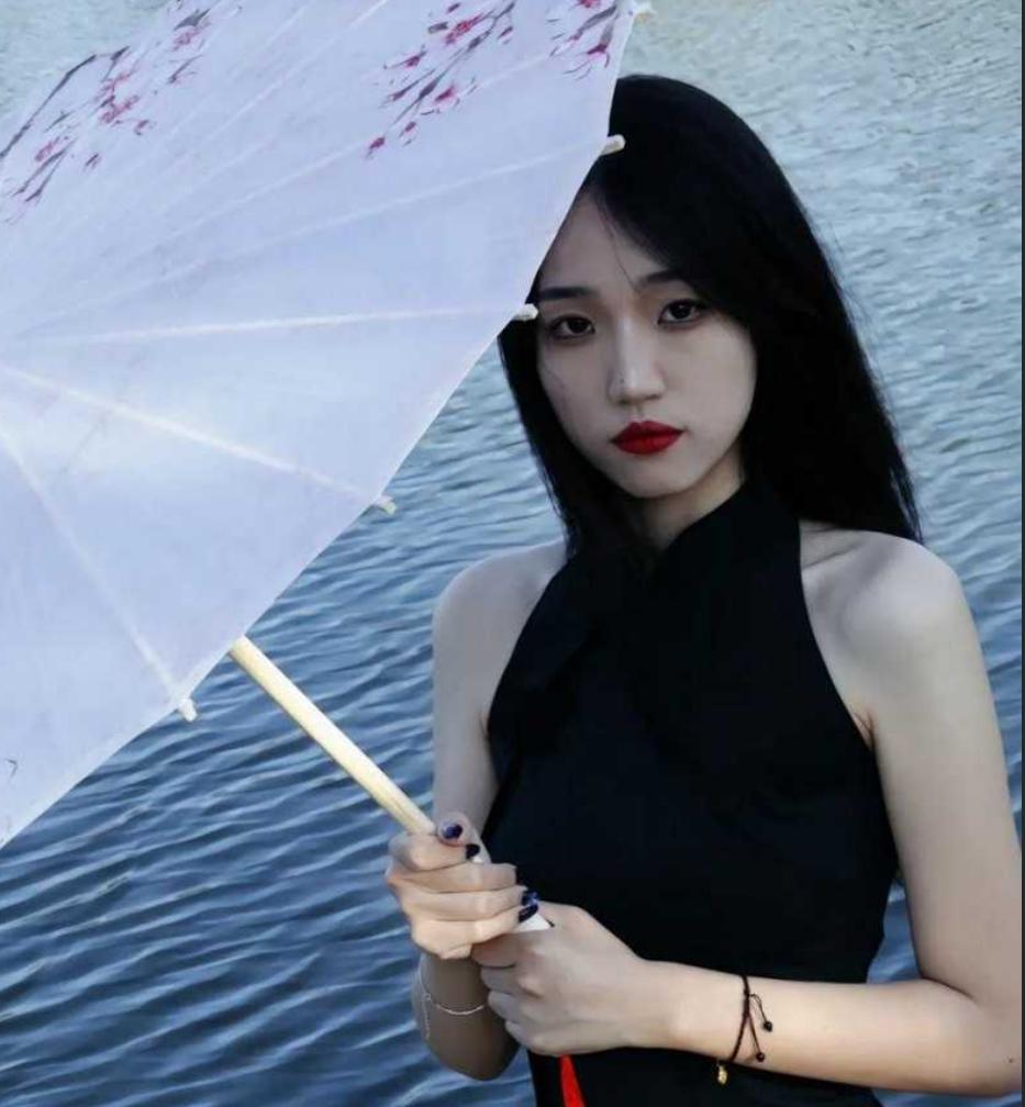 百万粉网红吴希诺宿舍随拍 清甜狐尾气质 灵动少女感拉满