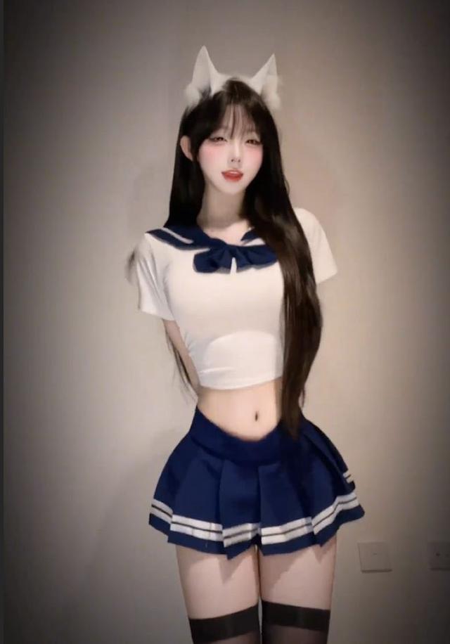 抖音甜妹童锣烧私藏造型出圈！反差穿搭尽显百变魅力