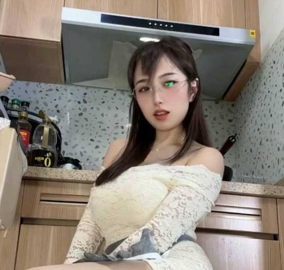 抖音网红小团嫂制服穿搭随拍，黑丝穿搭解锁成熟氛围感