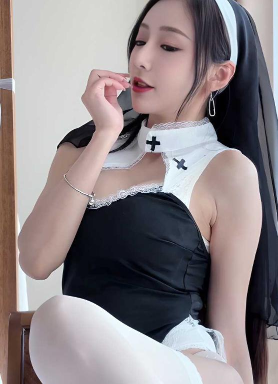 王馨瑶白丝修女随拍 圣袍之下，是一场克制的博弈