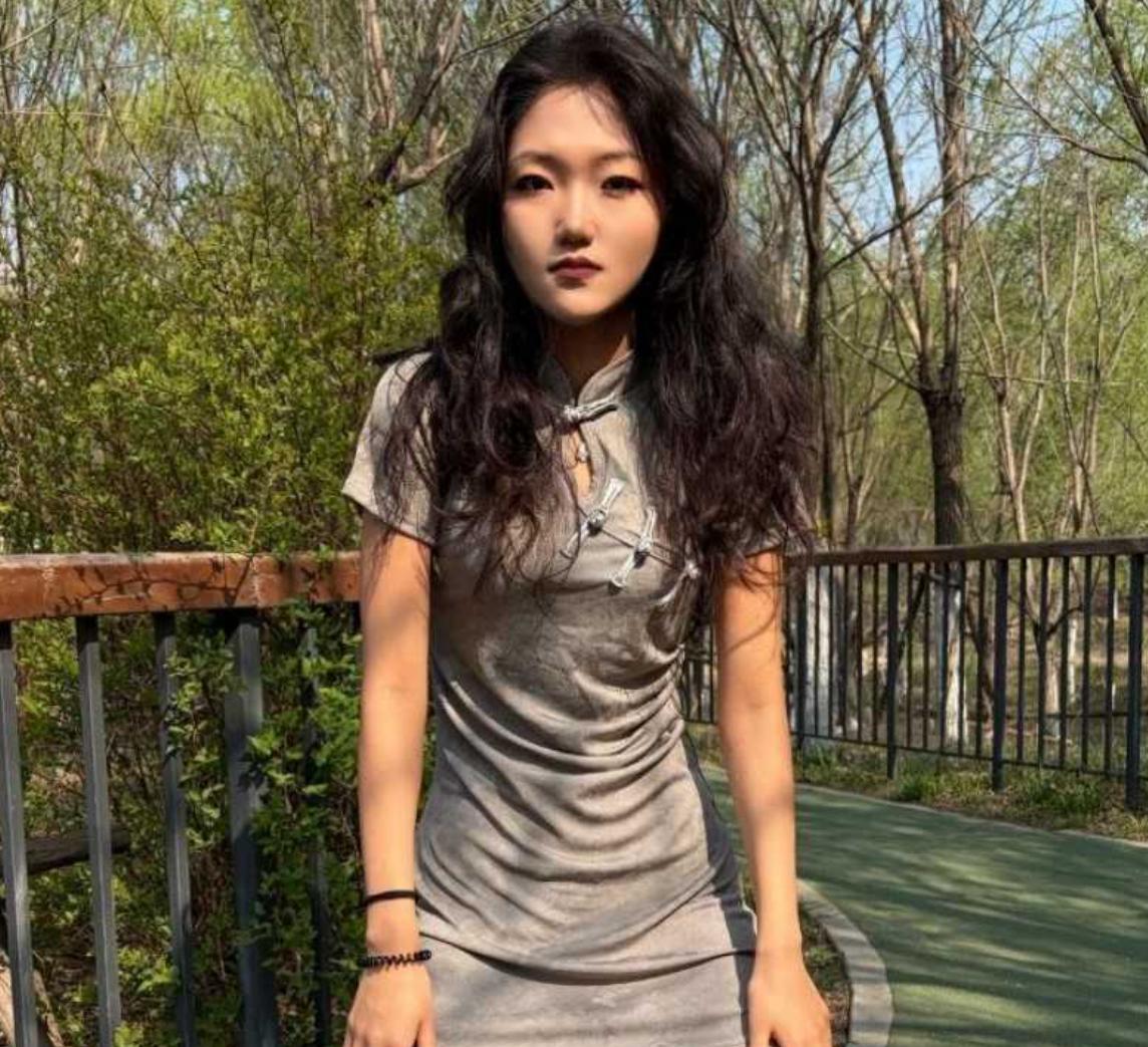 网红黑圣母自拍 冷艳女王氛围感暗黑系造型
