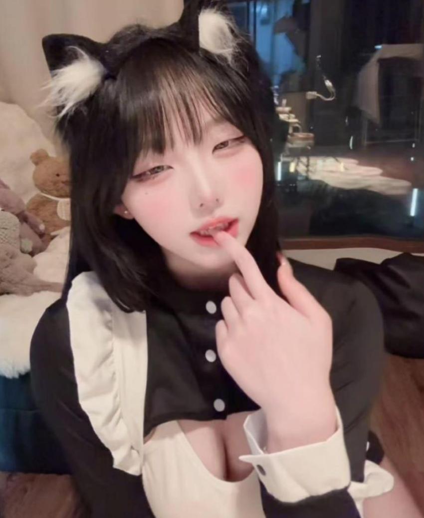 抖音甜妹童锣烧私藏造型出圈！反差穿搭尽显百变魅力