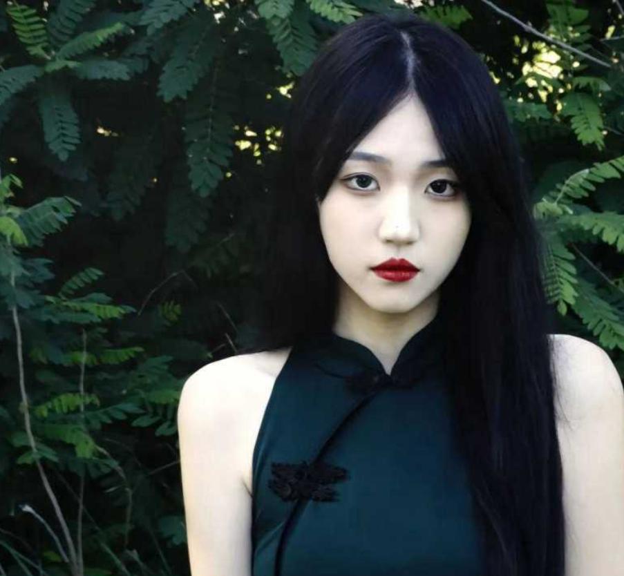 百万粉网红吴希诺宿舍随拍 清甜狐尾气质 灵动少女感拉满
