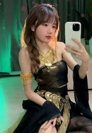 网红相扑猫 时尚穿搭随拍 优越身材比例氛围感拉满