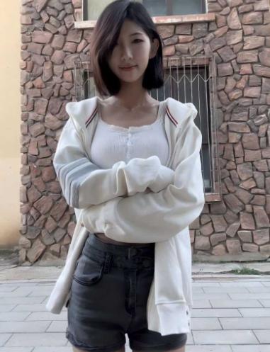 抖音80万粉网红行简出圈 兔女郎造型氛围感拉满