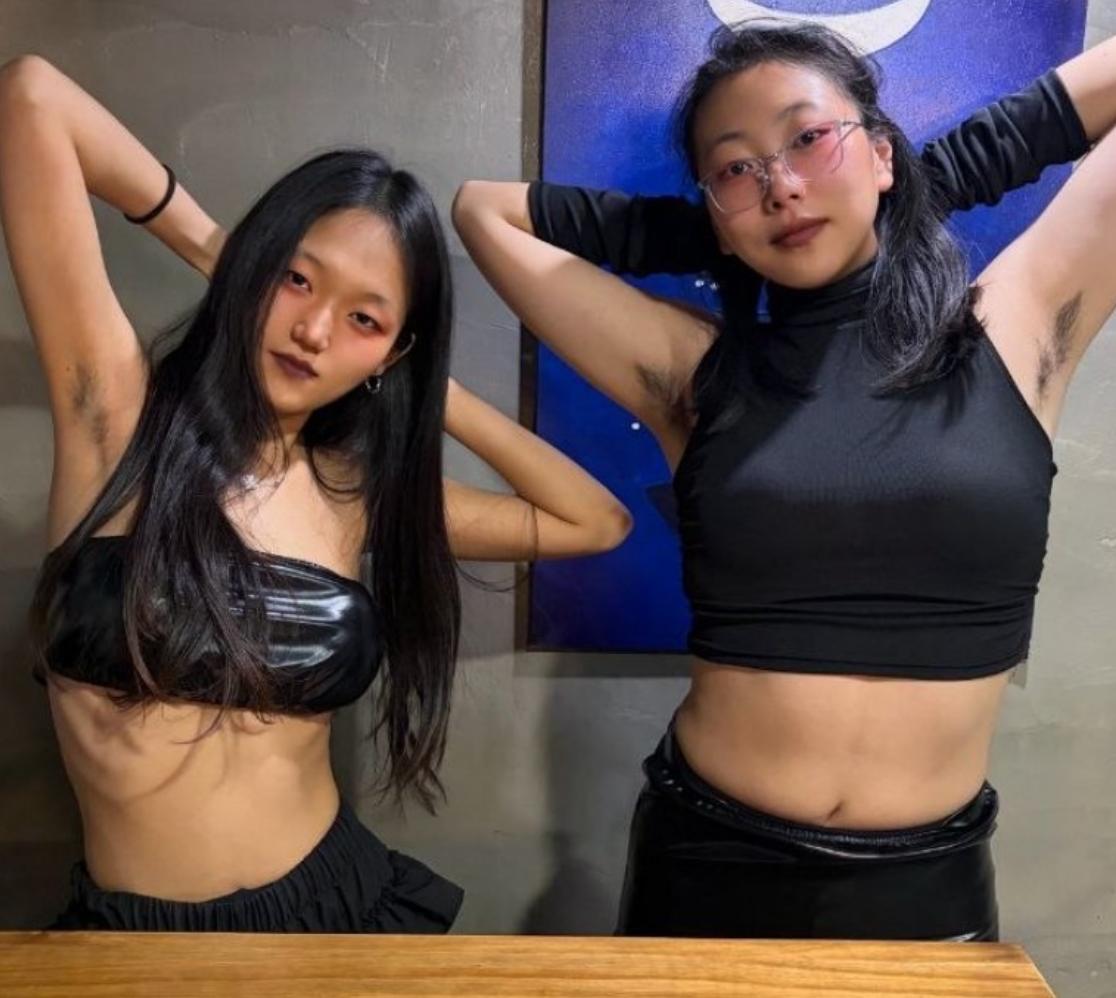 网红黑圣母自拍 冷艳女王氛围感暗黑系造型