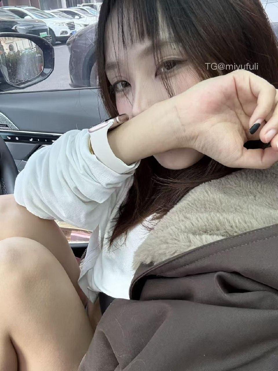 Vickyyyii多风格日常随拍合集 居家户外多元氛围感人像赏析