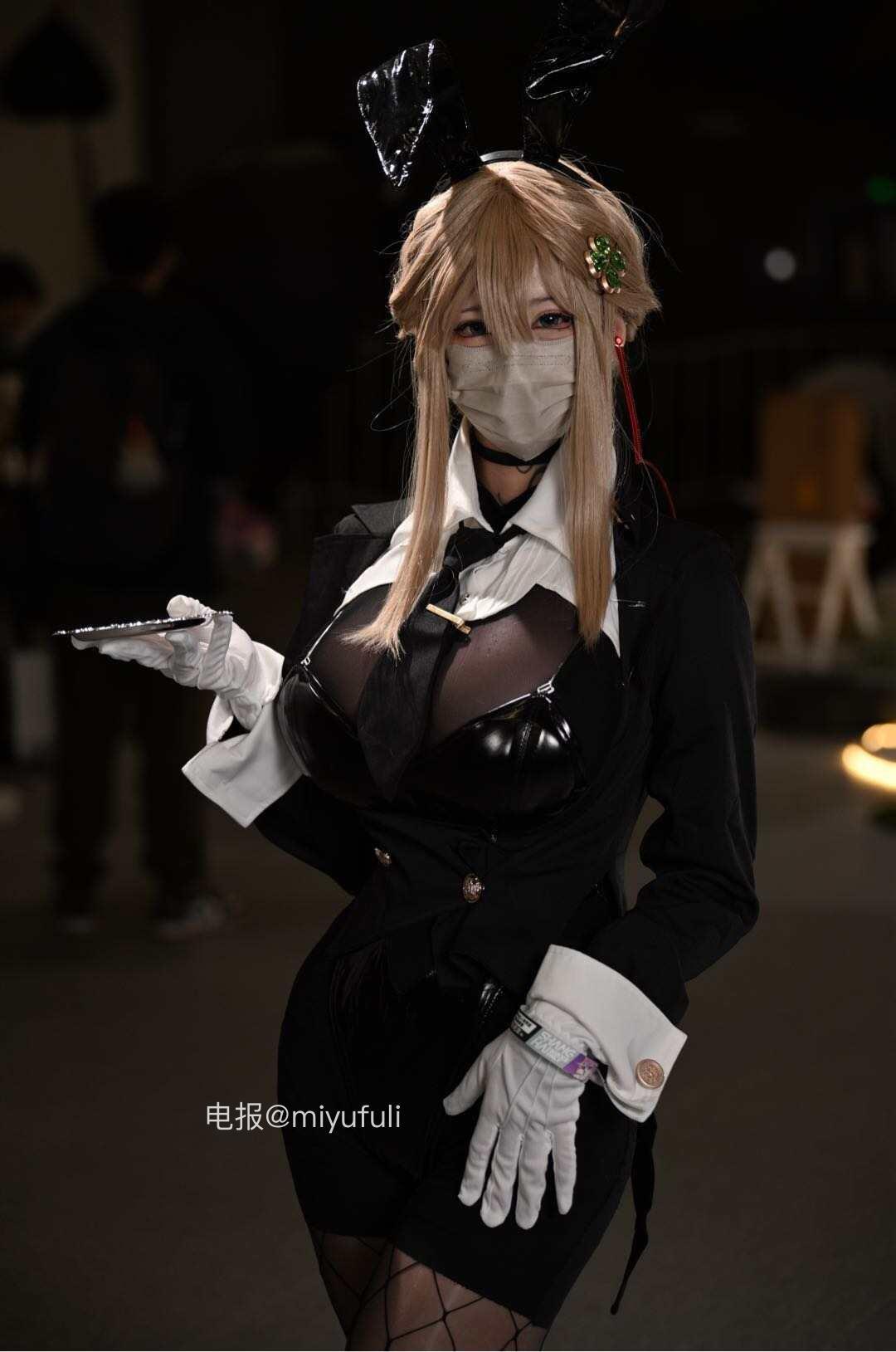漫展爆款造型!博主耳朵NIKKE爱德特务兔女郎cos,兔耳御姐氛围感拉满